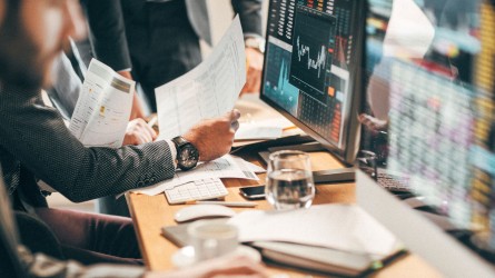 Personas trabajando con gráficos