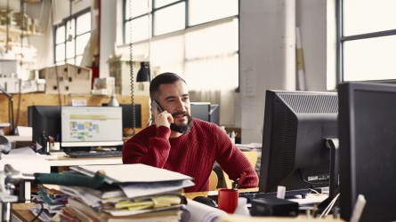 Hombre en su escritorio