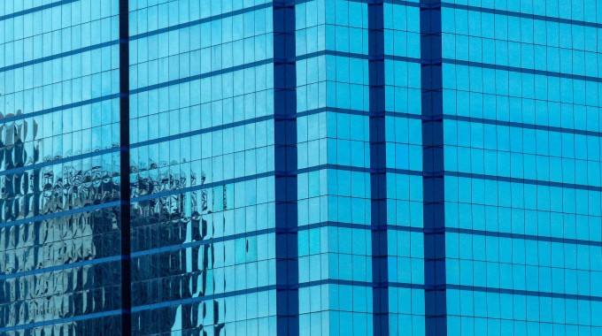 Edificio con ventanas de vidrio