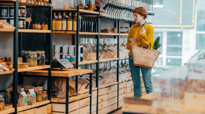 mujer comprando en tienda de conveniencia