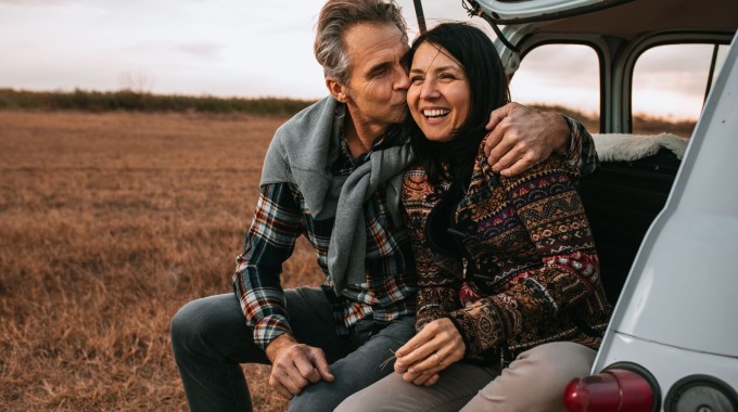 pareja de adultos sentados en una camioneta