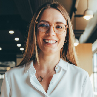 Mujer sonriendo en oficina