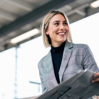 Mujer sonriendo en oficina