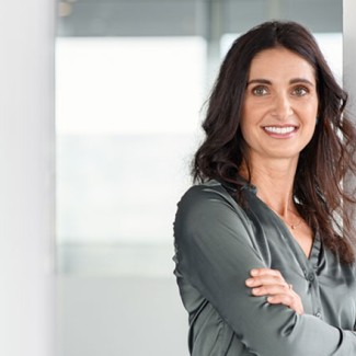 Mujer sonriendo a la cámara