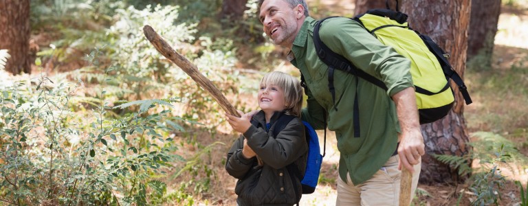 Padre e hijo mirando y sonriendo