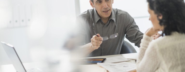 Personas hablando en oficina