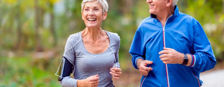 Parejas de pensionados trotando