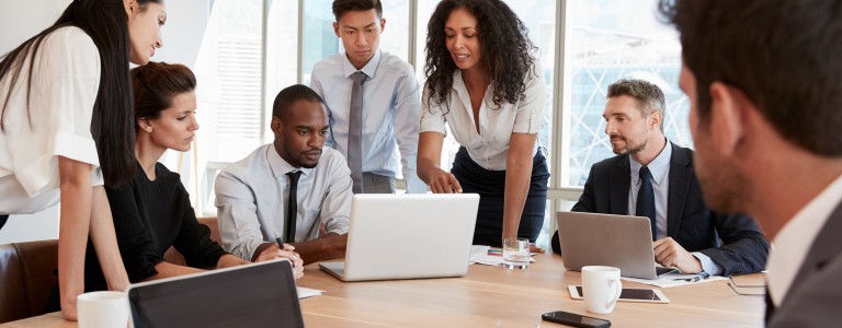 Personas revisando computador