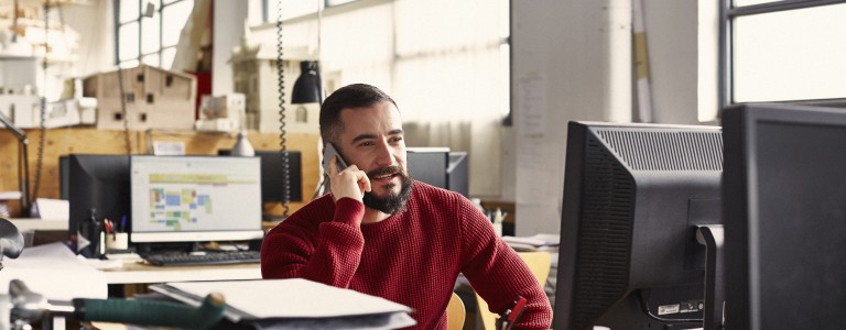 Hombre en su escritorio