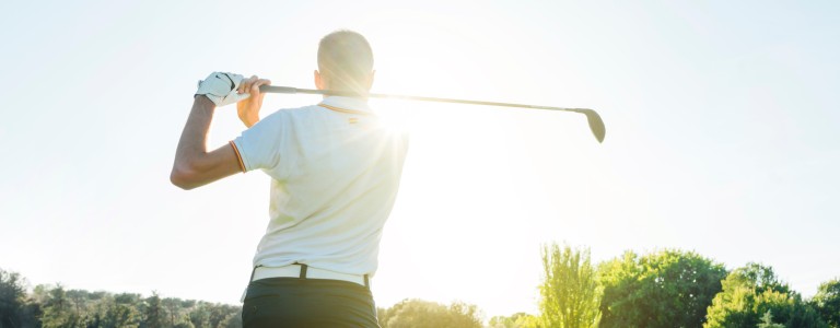 Hombre jugando golf