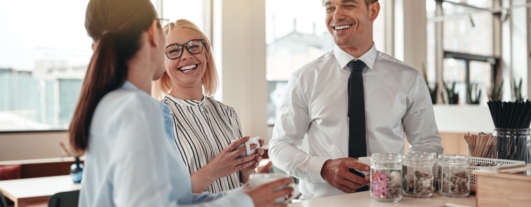 Personas riendo en trabajo