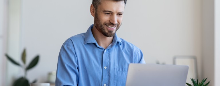 Hombre revisando su computador