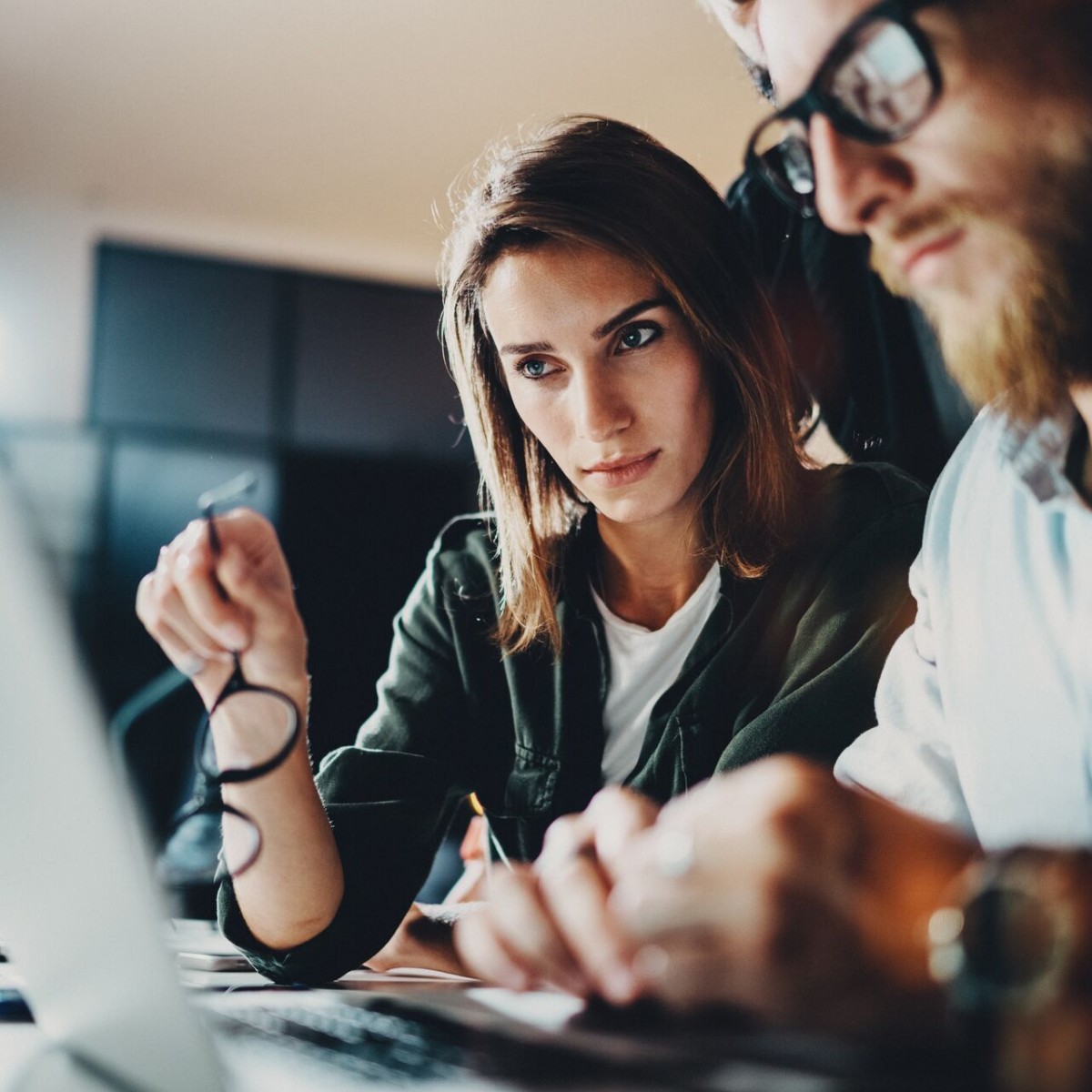 Personas trabajando en computador