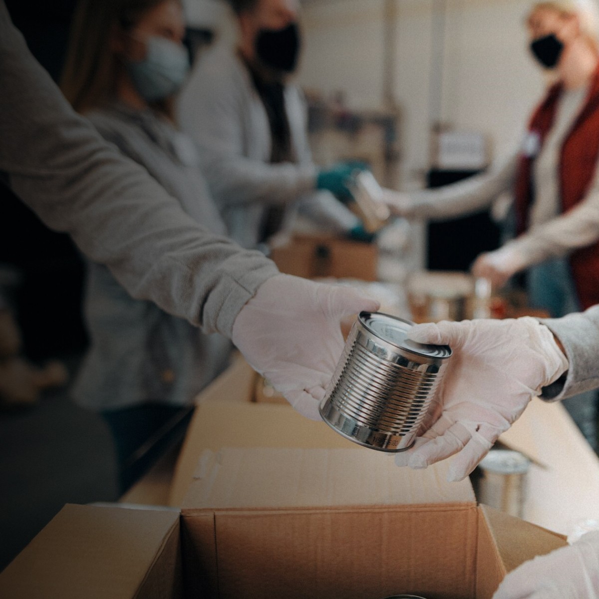 Personas donando alimentos