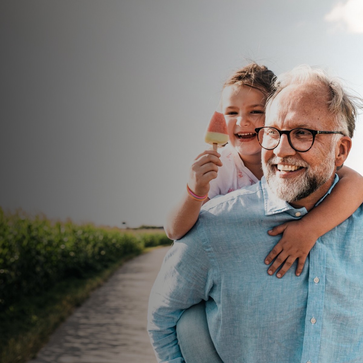 Abuelo disfrutando con nieta