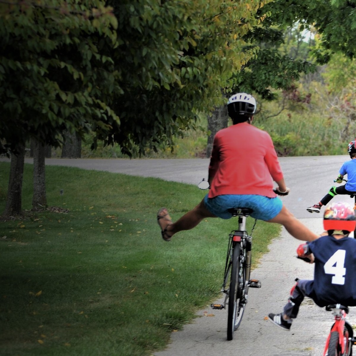 Familia andando en bicicleta