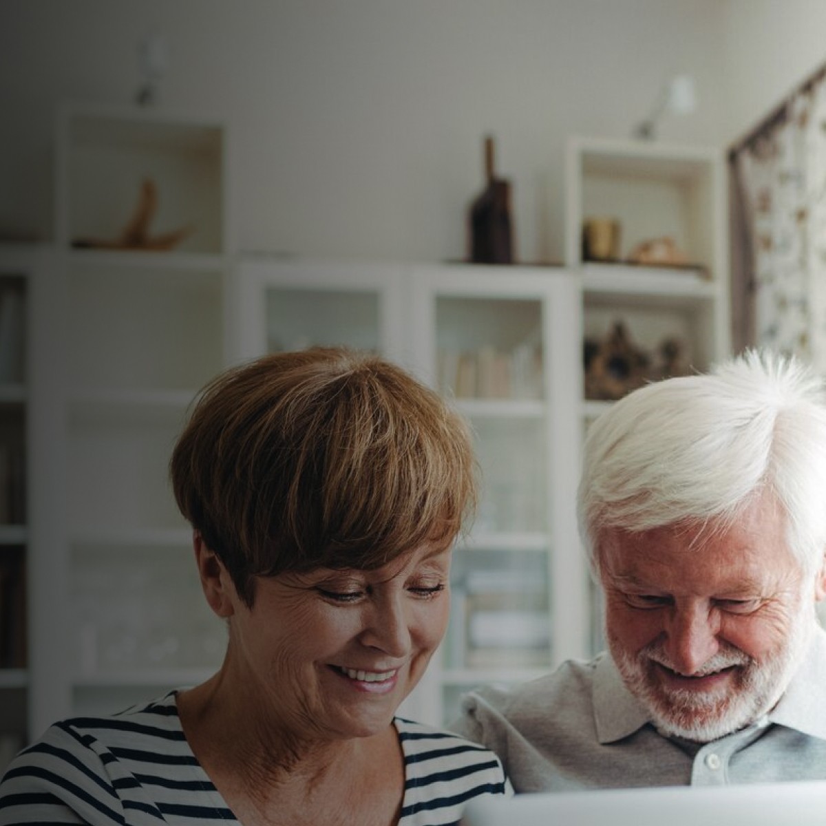 Pareja de pensionados viendo computador