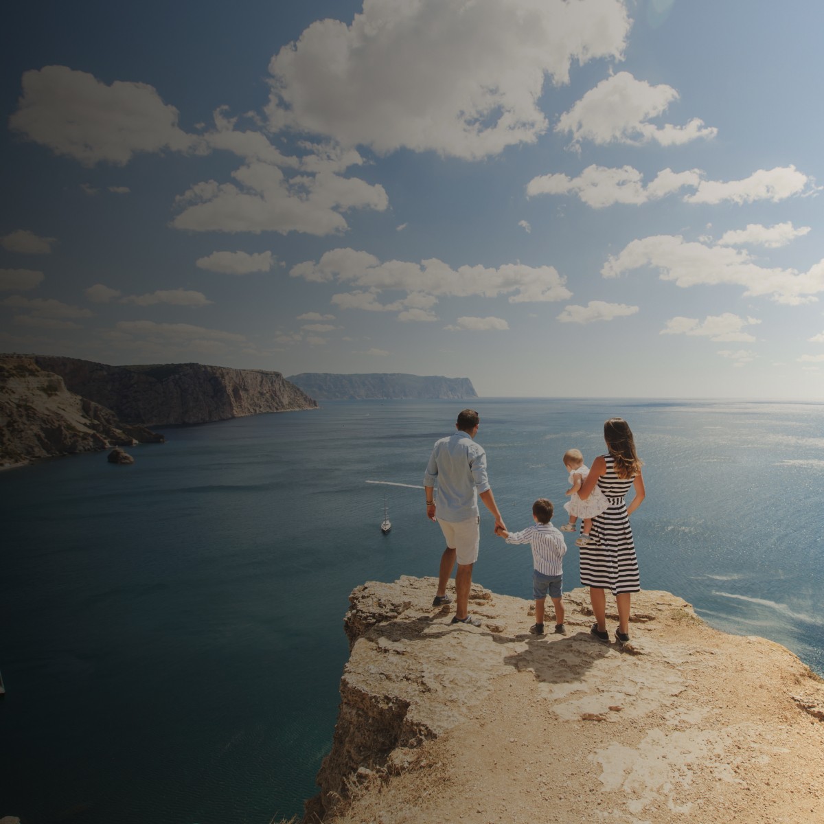 familia mirando el horizonte