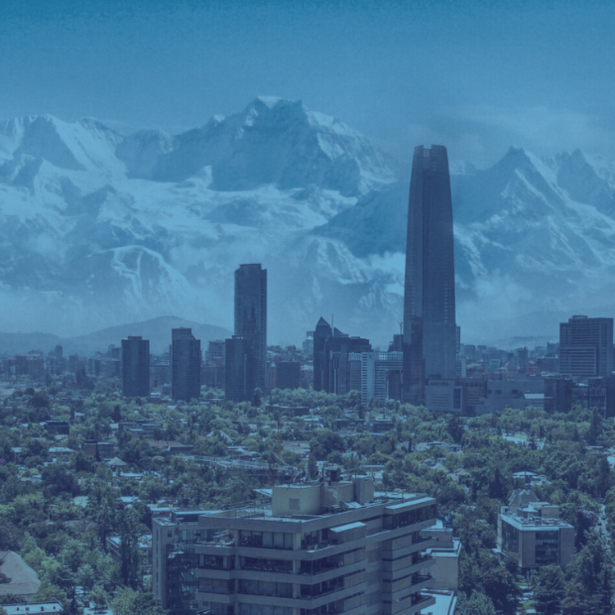 santiago de chile con la cordillera en el horizonte con filtro azul