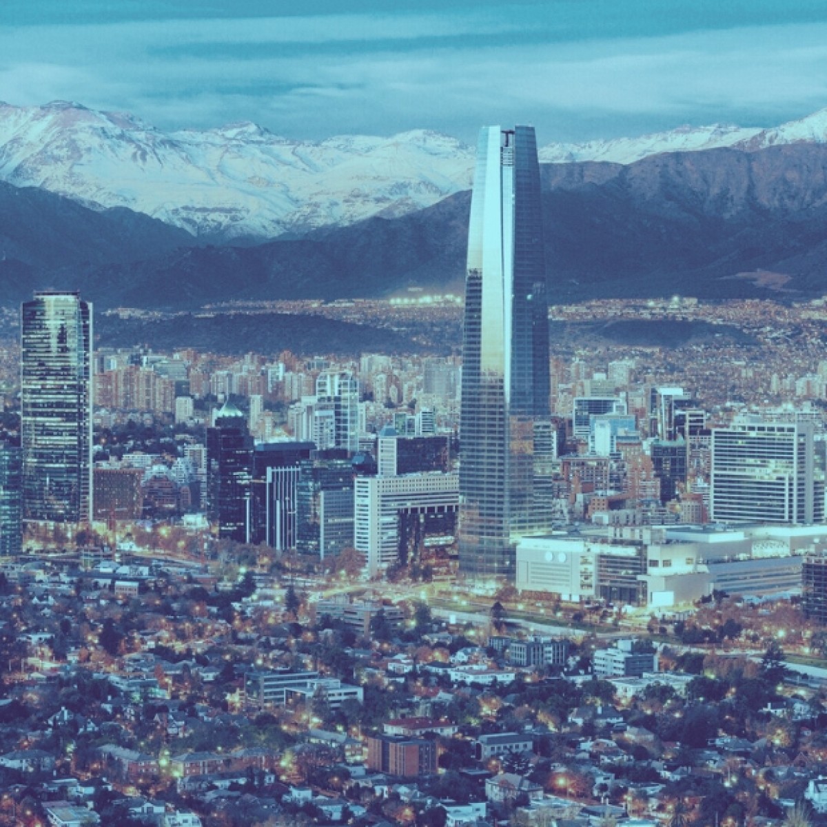 santiago de chile al atardecer con la cordillera de los andes de fondo